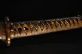 The same-wrapped grip with cherry-blossom menuki